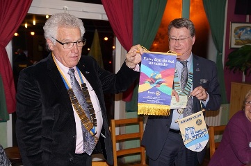 Xavier Pacaud, Gouverneur du District Rotary 1510 remet le fanion de son année à Hubert Petorin, Président 2015/2016 du Rotary Club de Parthenay